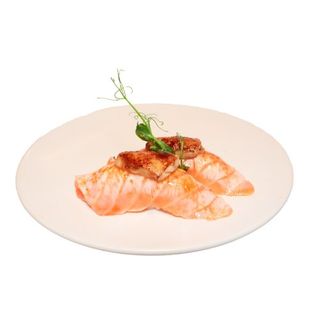 62. Nigiri salmón y foie flambeado