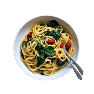 Wegetariański makaron z suszonymi pomidorami i szpinakiem