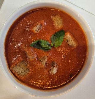 Krem pomidorowo z bitą śmietaną i groszkiem ptysiowym