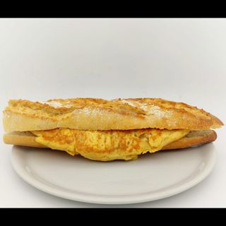 bocadillo tortilla de chorizo