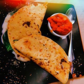 Quesadilla De Mozzarella Con Espinacas Y Bechamel