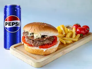 Dupli blu kadilak burger, pomfrit i Pepsi
