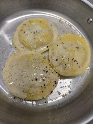 Ravioloni fritti alla carbonara con crema di pecorino