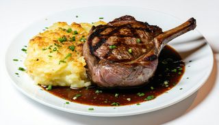 Cotlet de porc cu sos de vin si cartofi gratinati