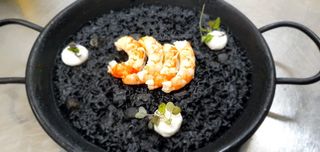 Arroz En Tinta De Calamar con gambas, sepia y mejillones con alioli 