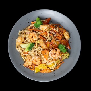 Локшина удон з куркою та креветками у соусі пад тай.