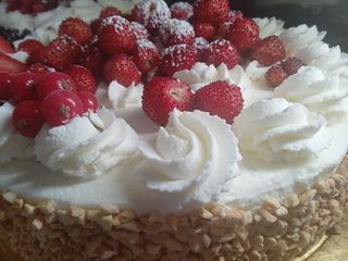 TORTA DI PANNA CON FRAGOLINE DA 2 KG