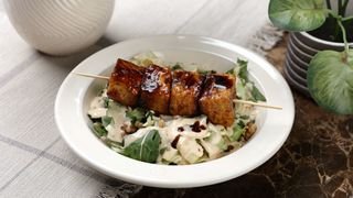 შემწვარი ტოფუს შამფური მწვანე სალათით და მთლიანი ხორბლის ფანტელებით