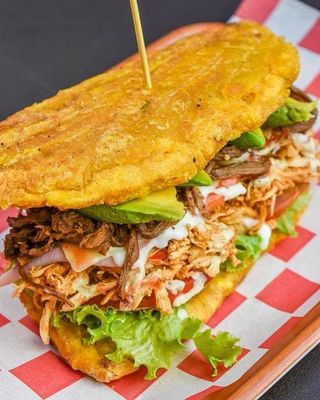 Patacón de pollo (1 ud.)