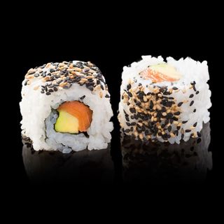 Roll de salmón y aguacate