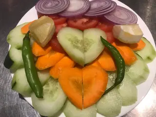 Insalata mista, carote e pomodorini