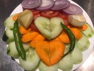 Insalata mista, carote e pomodorini