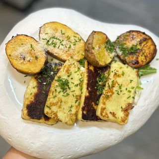 Halloumi la Josper / Cartofi copti 