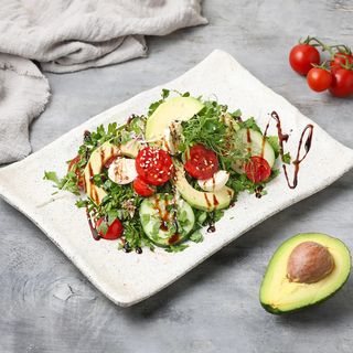 Ավոկադոյով, բանջարեղենով աղցան