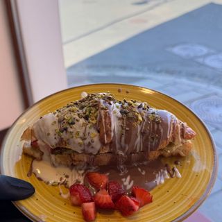 Croissant cu ciocolată & fructe