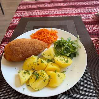 Kotlet po kijowski z masłem z frytkami