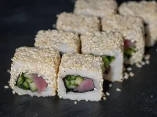 Каліфорнія тунець в кунжуті (220g)