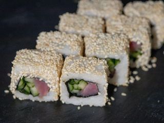 Каліфорнія тунець в кунжуті (220g)