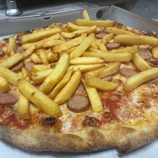 Pizza wurstël e patatine fritte