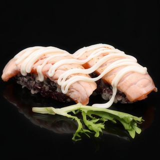 78.Nigiri negro salmón flambeado (2u)