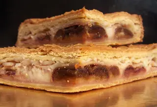 Empanada de bechamel y dátil.Porción