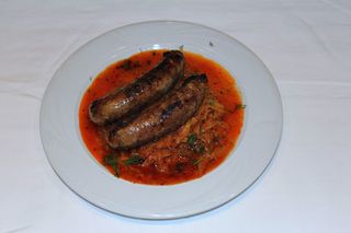 Varza calita cu carnati de porc