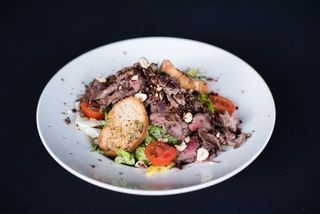 Salata s biftekom i lješnjacima