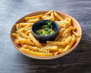 Batata Frita com Maionese de Alho e Emental