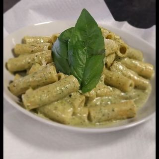 Macarrones con salsa pesto