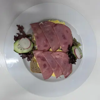 Pain De Campagne, Œuf Brouillé, Bacon De Bœuf