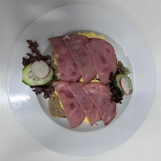 Pain De Campagne, Œuf Brouillé, Bacon De Bœuf