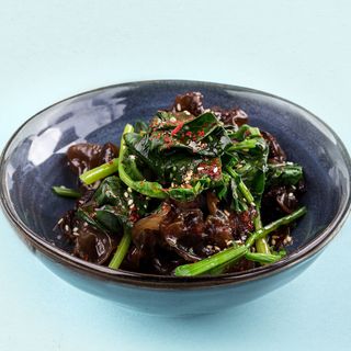 Шпинат с древесными грибами