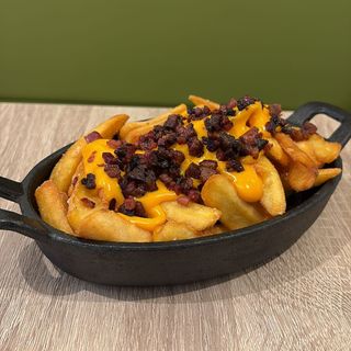 Patatas con cheddar y bacon.