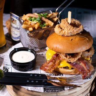 Bullseye Burger cu cartofi prajiti/wedges si sos la alegere