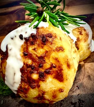 Cartofi gratinati cu smantana si cascaval