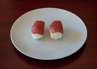 465. Sushi de atún (2 pcs)