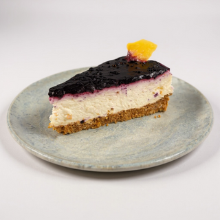 Чийзкейк с конфи от боровинки