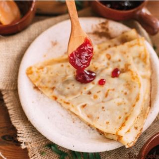 Блин с клубничным вареньем