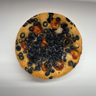 Focaccia Con Aceituna Negra Y Cherrys
