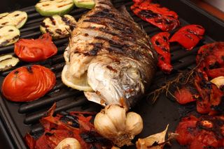 Dorada regală servită cu legume la grătar