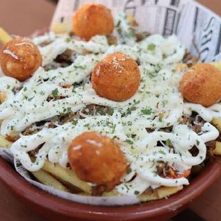 Batatas Fritas com coxinha de frango