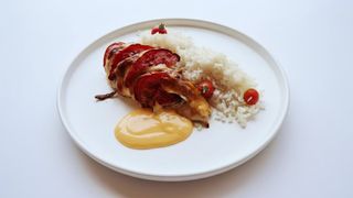 Piept de pui gratinat cu roșii si mozzarella și orez