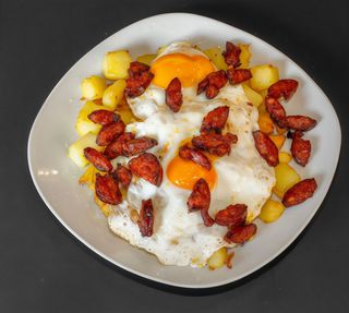 Huevos rotos con chorizo (ración)