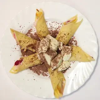 Млинці з вишнями та морозивом