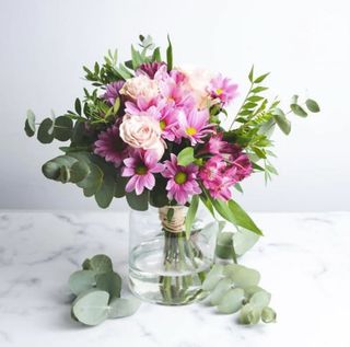 Ramo De Flores Rosado  Mediano