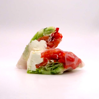 Спрінг-рол з маринованим лососем (115г)