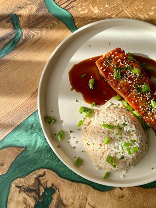 Somon pe plita cu sos teriyaki