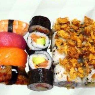 B9 Futomaki Salmón, Dragón Roll Cebolla Y Nigiri Variado (16 Uds.)