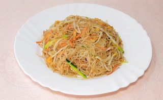 Spaghetti saltati con carne verdure