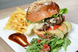 Pollo Burger servit cu cartofi prăjiți și sos de maioneza hey